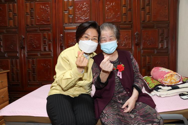 제49회 어버이날 맞이 어르신 가정방문 이미지